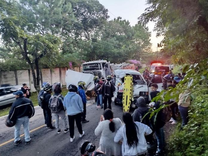 Accidente de tránsito en Villa Canales deja personas fallecidas y varios heridos. Foto La Hora: Bomberos Voluntarios.