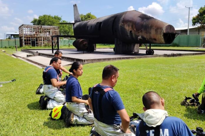 Bomberos de Aeronáutica Civil de Guatemala reciben capacitación en El Salvador. Foto La Hora: DGAC
