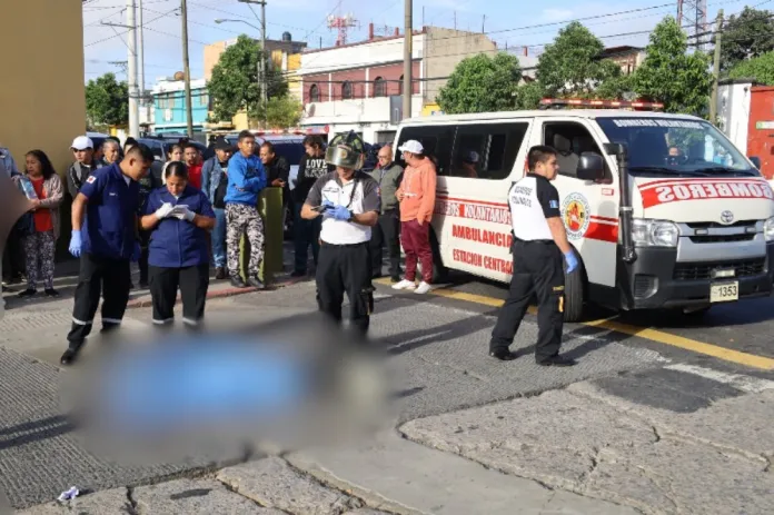 Persona fallecida en la avenida Elena podría complicar el tránsito en Mixco Persona fallecida en la avenida Elena podría complicar el tránsito en Mixco