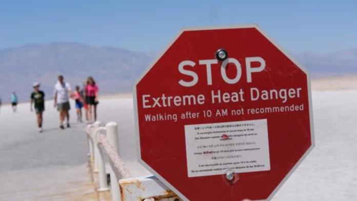 Aviso sobre el calor extremo en el Valle de la Muerte, en California (EE.UU). Foto La Hora: Archivo EFE.