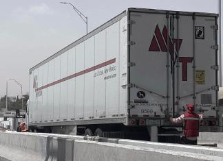 Transportistas inmigrantes en EE. UU. temen más restricciones tras suspensión de visas de Trump.