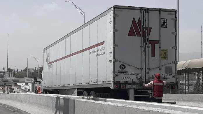 Camioneros inmigrantes en EEUU temen más restricciones tras suspensión de visas de Trump Transportistas inmigrantes en EE. UU. temen más restricciones tras suspensión de visas de Trump.