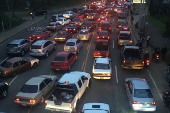 Caos vehicular registrado en la zona 13. Foto La Hora: PMT