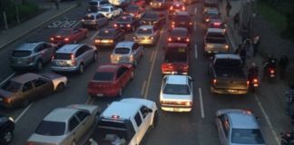 Caos vehicular registrado en la zona 13. Foto La Hora: PMT