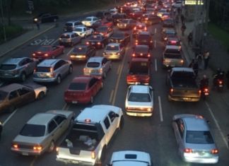 Caos vehicular registrado en la zona 13. Foto La Hora: PMT