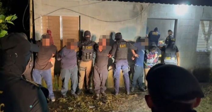 Autoridades pusieron a disposición de juez competente a cinco detenidos. Foto La Hora: MP