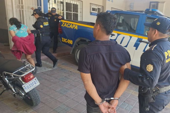 Presuntos responsables de un ataque armado capturados cuando intentaban escapar en un tuctuc en Zacapa. Foto La Hora: PNC