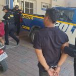Presuntos responsables de un ataque armado capturados cuando intentaban escapar en un tuctuc en Zacapa. Foto La Hora: PNC