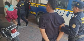 Presuntos responsables de un ataque armado capturados cuando intentaban escapar en un tuctuc en Zacapa. Foto La Hora: PNC