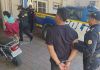 Presuntos responsables de un ataque armado capturados cuando intentaban escapar en un tuctuc en Zacapa. Foto La Hora: PNC