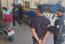 Capturan a tres tras ataque armado; huían en tuc tuc en Zacapa Presuntos responsables de un ataque armado capturados cuando intentaban escapar en un tuctuc en Zacapa. Foto La Hora: PNC