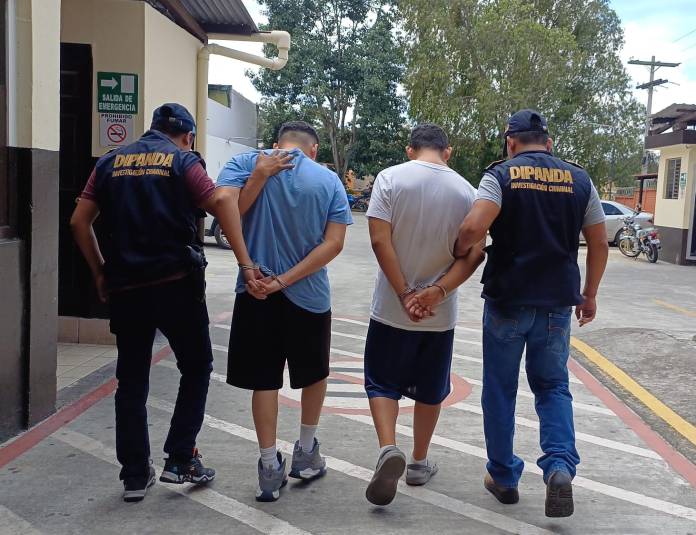 PNC captura a presuntos extorsionistas con paquetes que simulaba Q15 mil. Foto La Hora: PNC.