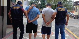 PNC captura a presuntos extorsionistas con paquetes que simulaba Q15 mil. Foto La Hora: PNC.