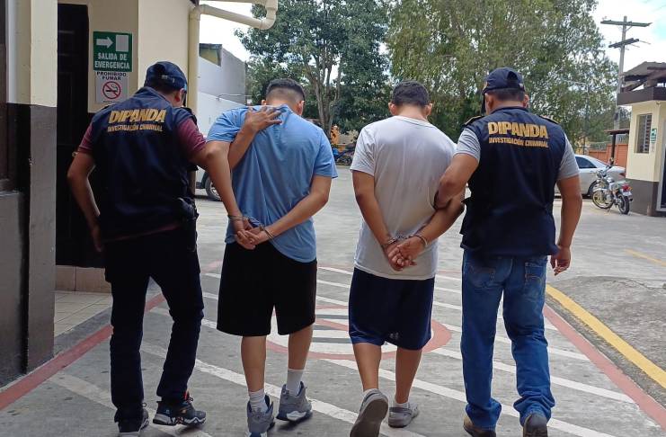 PNC captura a presuntos extorsionistas con paquetes que simulaba Q15 mil. Foto La Hora: PNC.
