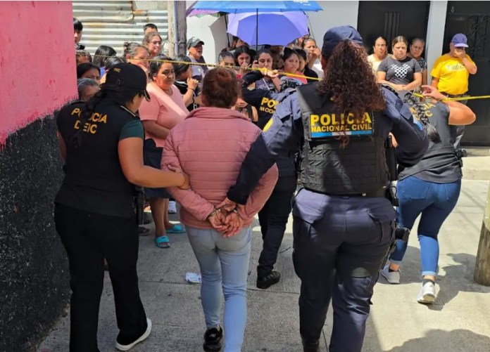 Una de las capturas, a quien PNC identificó como Ingrid Karina Morales Toscano, de 40 años. Foto La Hora: PNC.