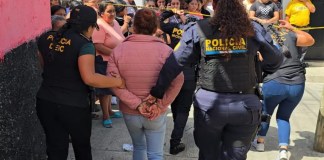 Una de las capturas, a quien PNC identificó como Ingrid Karina Morales Toscano, de 40 años. Foto La Hora: PNC.