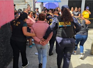 Una de las capturas, a quien PNC identificó como Ingrid Karina Morales Toscano, de 40 años. Foto La Hora: PNC.