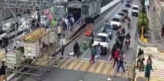 Instalación de andamios como preparación de la carrera 21K. Foto La Hora: Captura de pantalla