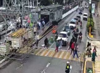 Instalación de andamios como preparación de la carrera 21K. Foto La Hora: Captura de pantalla