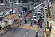 Amílcar Montejo alerta por cambios en rutas por preparaciones de la 21k Instalación de andamios como preparación de la carrera 21K. Foto La Hora: Captura de pantalla