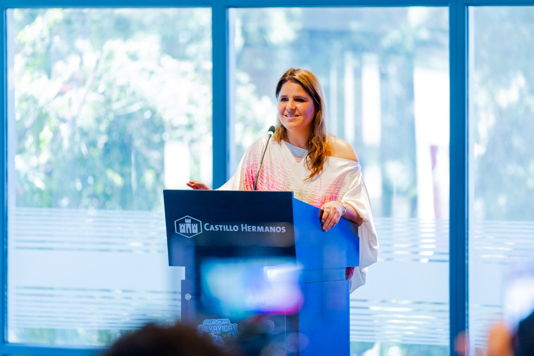 Claudia Lara, gerente de marca de Agua Pura Salvavidas explicando la importancia de una detección temprana. Foto: Cortesía de Agua Pura Salvavidas.