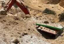 Conductor de maquinaria pesada fallece soterrado en Villa Nueva Maquinaria pesada soterrada por un deslizamiento de tierra en Villa Nueva. Foto La Hora: ASONBOMD