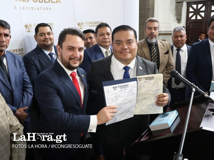 Tocar a Dios con las manos sucias. Foto La Hora: @CongresoGuate