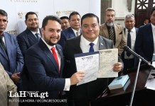 Tocar a Dios con las manos sucias. Foto La Hora: @CongresoGuate
