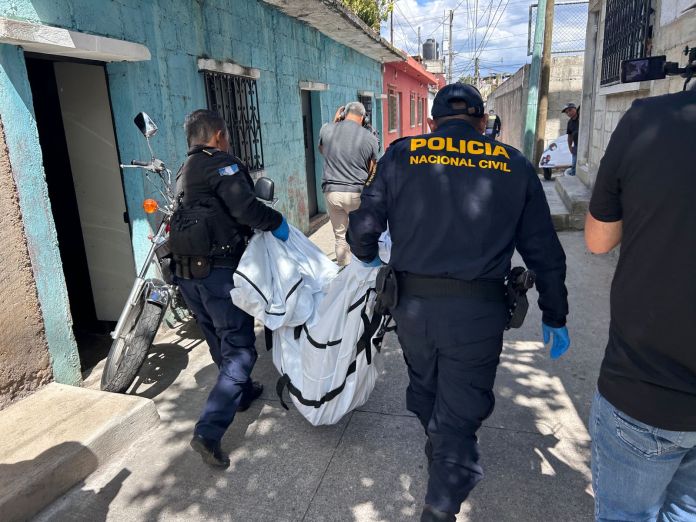 Localizan cuerpos desmembrados en vivienda de la colonia El Milagro. Foto La Hora: Bomberos de Mixco.