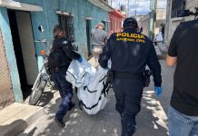 Localizan cuerpos desmembrados en vivienda de la colonia El Milagro. Foto La Hora: Bomberos de Mixco.