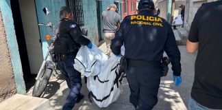 Localizan cuerpos desmembrados en vivienda de la colonia El Milagro. Foto La Hora: Bomberos de Mixco.