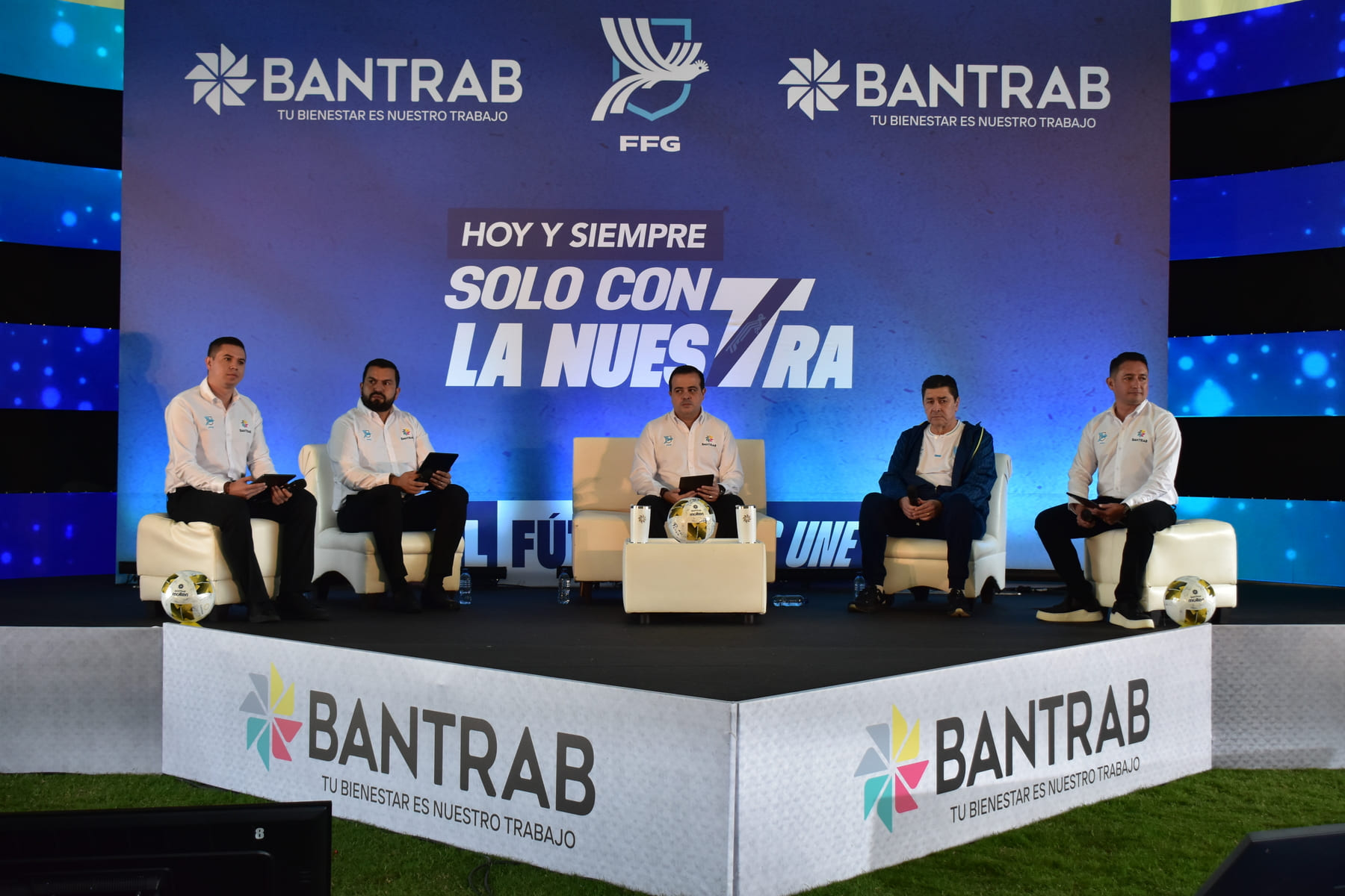 Presentación de campaña "Hoy y Siempre, Solo con la Nuestra", de izquierda a derecha: Jesús Pineda, Pineda, gerente de clústeres estratégicos; Eduardo Estrada, representante de la Federación Nacional de Futbol de Guatemala; José Antonio Roca, gerente general de Bantrab; Luis Fernando Tena, entrenador de la Selección; Carlos Carillas, mercadeo de Bantrab. Foto: La Hora/ Daniel Ramírez.
