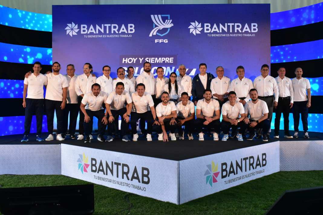 Representantes de Bantrab, Federación Nacional de Fútbol de Guatemala y Selección Nacional de Guatemala en presentación de camaña 
