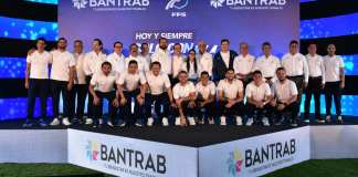 Representantes de Bantrab, Federación Nacional de Fútbol de Guatemala y Selección Nacional de Guatemala en presentación de camaña "Hoy y Siempre, Solo con la Nuestra". Foto: La Hora/ Daniel Ramírez