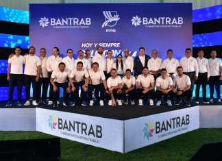 Representantes de Bantrab, Federación Nacional de Fútbol de Guatemala y Selección Nacional de Guatemala en presentación de camaña "Hoy y Siempre, Solo con la Nuestra". Foto: La Hora/ Daniel Ramírez