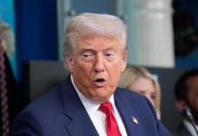 Trump anuncia sus intenciones de organizar una reunión entre Putin y Zelenski El presidente de Estados Unidos, Donald Trump, dijo este lunes que quiere organizar una reunión entre el gobernante de Rusia, Vladímir Putin, y el ucraniano, Volodímir Zelenski. Foto La Hora: EFE.