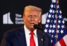 Donald Trump indica que está dispuesto a hablar con Putin de negocios, pero si se despeja lo «peor» El presidente de EE.UU., Donald Trump, celebró este viernes que su homólogo ruso, Vladímir Putin, viaje a la cumbre bilateral de Alaska. Foto La Hora: EFE.