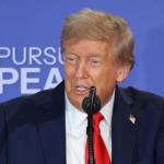 El presidente de Estados Unidos, Donald Trump, habla durante una declaración conjunta con su homólogo de Rusia, Vladímir Putin, este viernes, en Anchorage (Estados Unidos). Foto La Hora: EFE.