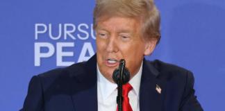 El presidente de Estados Unidos, Donald Trump, habla durante una declaración conjunta con su homólogo de Rusia, Vladímir Putin, este viernes, en Anchorage (Estados Unidos). Foto La Hora: EFE.