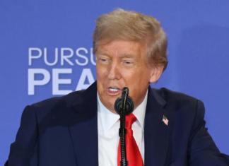 El presidente de Estados Unidos, Donald Trump, habla durante una declaración conjunta con su homólogo de Rusia, Vladímir Putin, este viernes, en Anchorage (Estados Unidos). Foto La Hora: EFE.