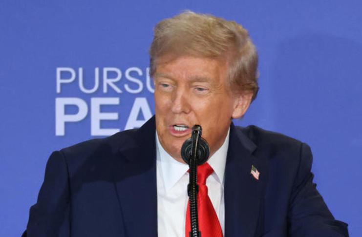 El presidente de Estados Unidos, Donald Trump, habla durante una declaración conjunta con su homólogo de Rusia, Vladímir Putin, este viernes, en Anchorage (Estados Unidos). Foto La Hora: EFE.
