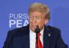 El presidente de Estados Unidos, Donald Trump, habla durante una declaración conjunta con su homólogo de Rusia, Vladímir Putin, este viernes, en Anchorage (Estados Unidos). Foto La Hora: EFE.