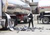 Un agente antidrogas de la Policía Nacional de Ecuador encuentra bloques de cocaína en un compartimento oculto de un camión. Foto La Hora: EFE.