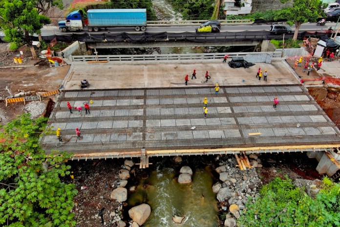 Trabajos en el Puente El Limoncillo como parte de la ampliación y rehabilitacion de autopista Puerto Quetzal. Foto La Hora: ANADIE