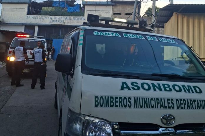 Elementos de ASONBOMD alertados por posible motín en la Cárcel El Boquerón. Foto La Hora: ASONBOMD