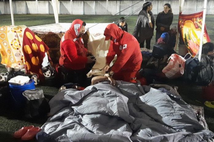 Elementos de la Cruz Roja de Guatemala brindado ayuda a personas afectas por sismos. Foto La Hora: Delegación de la UE de Guatemala