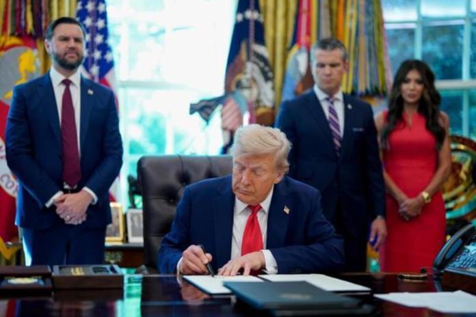 Nueva orden de Trump busca procesar a quienes quemen la bandera de EE. UU. Foto La Hora: EFE.