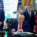 Nueva orden de Trump busca procesar a quienes quemen la bandera de EE. UU. Foto La Hora: EFE.