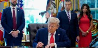 Nueva orden de Trump busca procesar a quienes quemen la bandera de EE. UU. Foto La Hora: EFE.