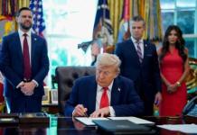 Nueva orden de Trump busca procesar a quienes quemen la bandera de EE. UU. Nueva orden de Trump busca procesar a quienes quemen la bandera de EE. UU. Foto La Hora: EFE.